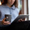 Livro físico x digital: o papel está perdendo espaço na era das telas? imagem