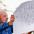 Lula aciona Justiça Eleitoral e volta a provocar Flávio Bolsonaro imagem