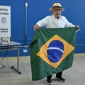 Lula vota em SP e diz que Brasil "não avança com armas e milicianos" imagem