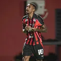 Mateus Silva deixa jogo do Vitória com suspeita de fratura imagem