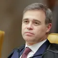 Mendonça apresenta notas fiscais de terno e afasta relação com Vorcaro imagem
