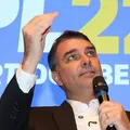 Flávio Bolsonaro acompanha julgamento de Moraes pela TV em hotel no Ceará imagem