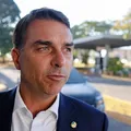 Flávio Bolsonaro planeja 200 decretos no primeiro dia de governo imagem