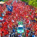 “Rei das selfies”: Lula faz primeira caminhada pós-1º turno imagem