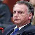 Santinhos com a imagem de Jair Bolsonaro são proibidos pelo TSE imagem
