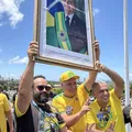 Vice de Flávio Bolsonaro participa de carreata na reta final da campanha em Salvador imagem