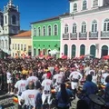VÍDEO: Olodum se une à manifestação política de apoio a Lula com faixa gigante durante show imagem