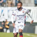Ex-zagueiro do Vitória marca gol contra bizarro em jogo da Série B imagem