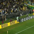 Zagueiro passa mal, vai ao banheiro durante jogo e depois faz gol decisivo imagem