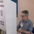 Zema entra na mira da Justiça após usar celular em cabine de votação imagem