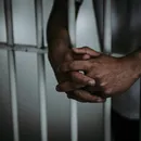 Por que criminosos têm penas de 100 anos e só cumprem 40 ou menos no Brasil?