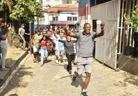 Abertura dos portões no maior colégio eleitoral da Bahia tem filas e correria