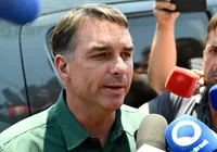 Flávio Bolsonaro teria entrado a pé na Argentina, diz imprensa local