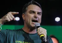 Flávio Bolsonaro quer Moraes longe de investigações no STF