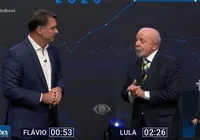Debate na Band: Flávio Bolsonaro promete "padrão Einstein" no SUS e Lula questiona