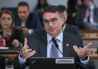 Entenda como Flávio Bolsonaro travou júri de PM acusado de matar menina de 5 anos