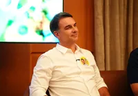Flávio Bolsonaro faz primeira visita ao pai após decisão de Moraes