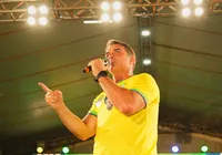 Flávio Bolsonaro desiste de se autoproclamar presidente e muda carta