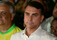 Flávio Bolsonaro se autoproclama presidente eleito do Brasil e ignora derrota