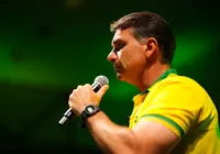 Flávio prega volta de Bolsonaro ao Planalto em novo ataque à Constituição