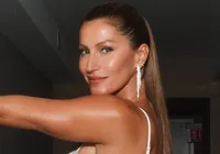 Gisele Bündchen surge com pé machucado e muletas