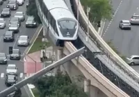 Guindaste cai sobre trilhos de monotrilho e é atingido por trem