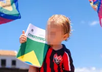 Imagem de criança segurando Constituição em ato de Lula em Salvador viraliza
