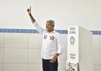 Jerônimo vota em Salvador e mostra confiança na vitória de Lula