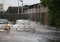 Jogar água em pedestres durante chuva gera multa de R$ 130