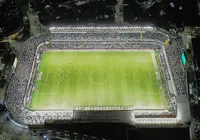 Parte da estrutura da Vila Belmiro cede sobre torcida do Bahia