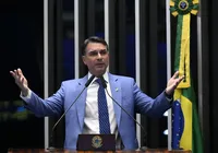 Flávio Bolsonaro faz pressão sobre Cármen Lúcia por voto contra Moraes
