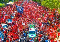 “Rei das selfies”: Lula faz primeira caminhada pós-1º turno