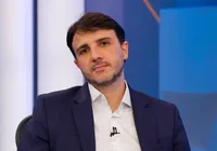 Renan Santos nega ser pró-Lula após polêmica com cortinas vermelhas: "Odeio o PT"