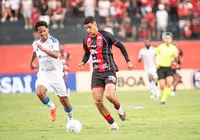 Renê ignora oscilação do Vitória e engata melhor fase individual