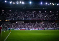 Torcida confunde uniformes e comemora gol do rival por engano
