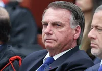 Santinhos com a imagem de Jair Bolsonaro são proibidos pelo TSE