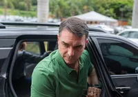 Flávio Bolsonaro chama polícia após carreata ser alvo de ovos: "tentativa de homicídio"