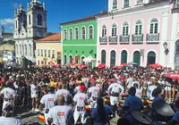 VÍDEO: Olodum se une à manifestação política de apoio a Lula com faixa gigante durante show