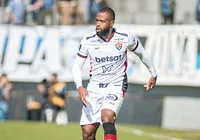Ex-zagueiro do Vitória marca gol contra bizarro em jogo da Série B