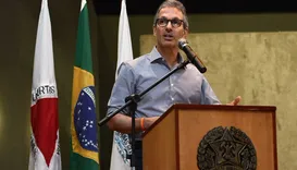 Após dura derrota nas urnas, Zema sinaliza afastamento da política