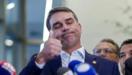 Após ironizar votos de Lula em presídios, Flávio Bolsonaro vence na Papudinha