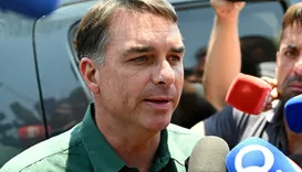 Após quatro horas de ausência, Flávio vota PEC da 6x1 à distância
