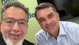 Armas e artigos de luxo são apreendidos em prisão de aliado de Flávio Bolsonaro