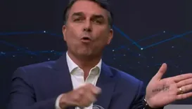Flávio Bolsonaro faz cola na mão e provoca Lula no debate da Band