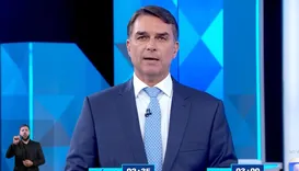 Debate da Globo: Flávio admite voto contra licença-maternidade, mas não se desculpa