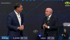 Debate na Band: Flávio Bolsonaro promete "padrão Einstein" no SUS e Lula questiona