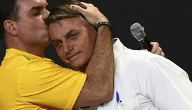 Caso de pai de Flávio Bolsonaro com deputado condenado volta à tona