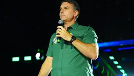 Alexandre de Moraes determina entrega de passaportes de Flávio Bolsonaro