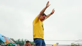 Flávio Bolsonaro registra voto no Rio e segue para apuração