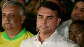 Flávio Bolsonaro se autoproclama presidente eleito do Brasil e ignora derrota